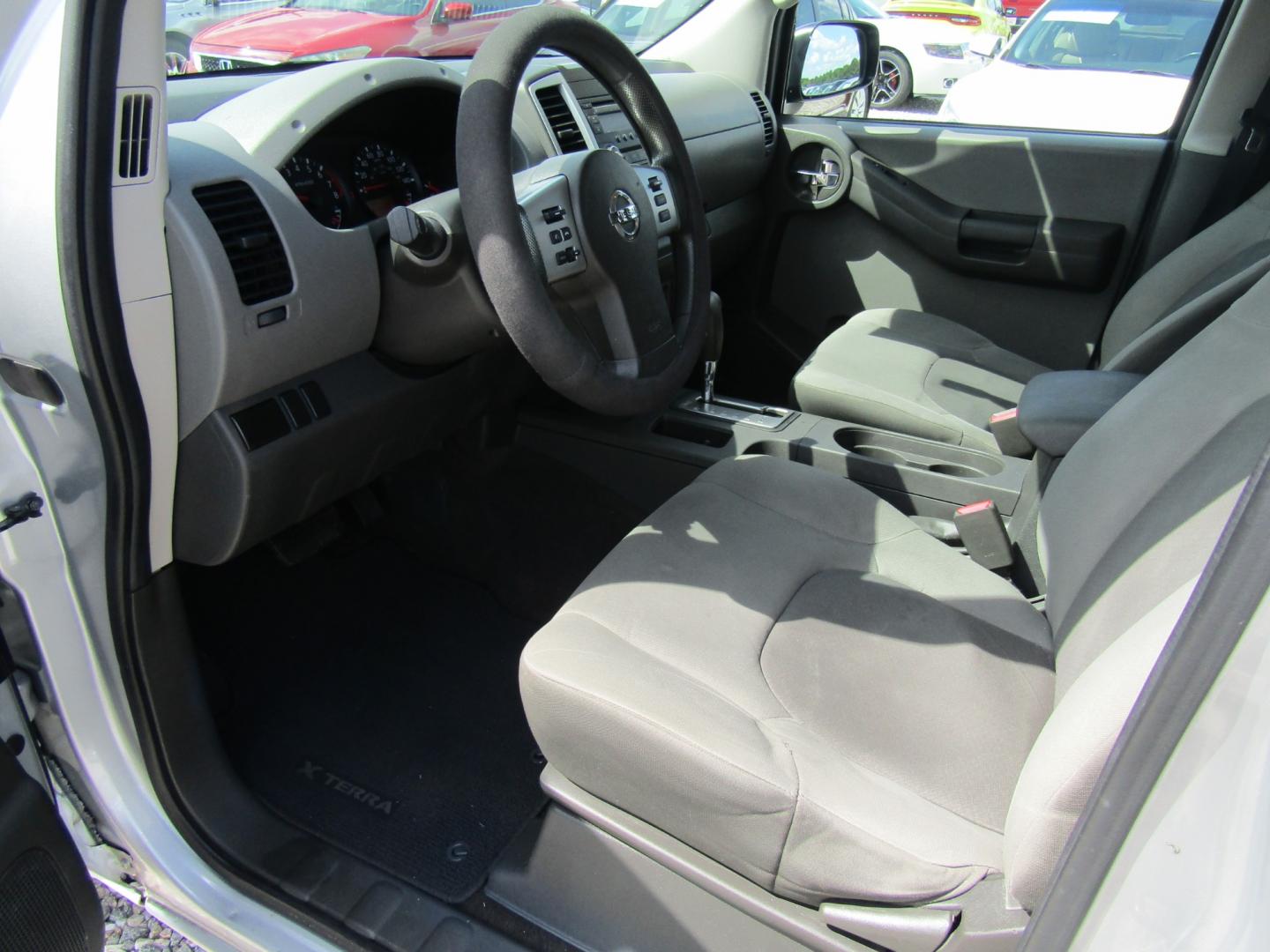 2014 Silver /Gray Nissan Xterra S 2WD (5N1AN0NUXEN) with an 4.0L V6 DOHC 24V engine, Automatic transmission, located at 15016 S Hwy 231, Midland City, AL, 36350, (334) 983-3001, 31.306210, -85.495277 - Photo#3